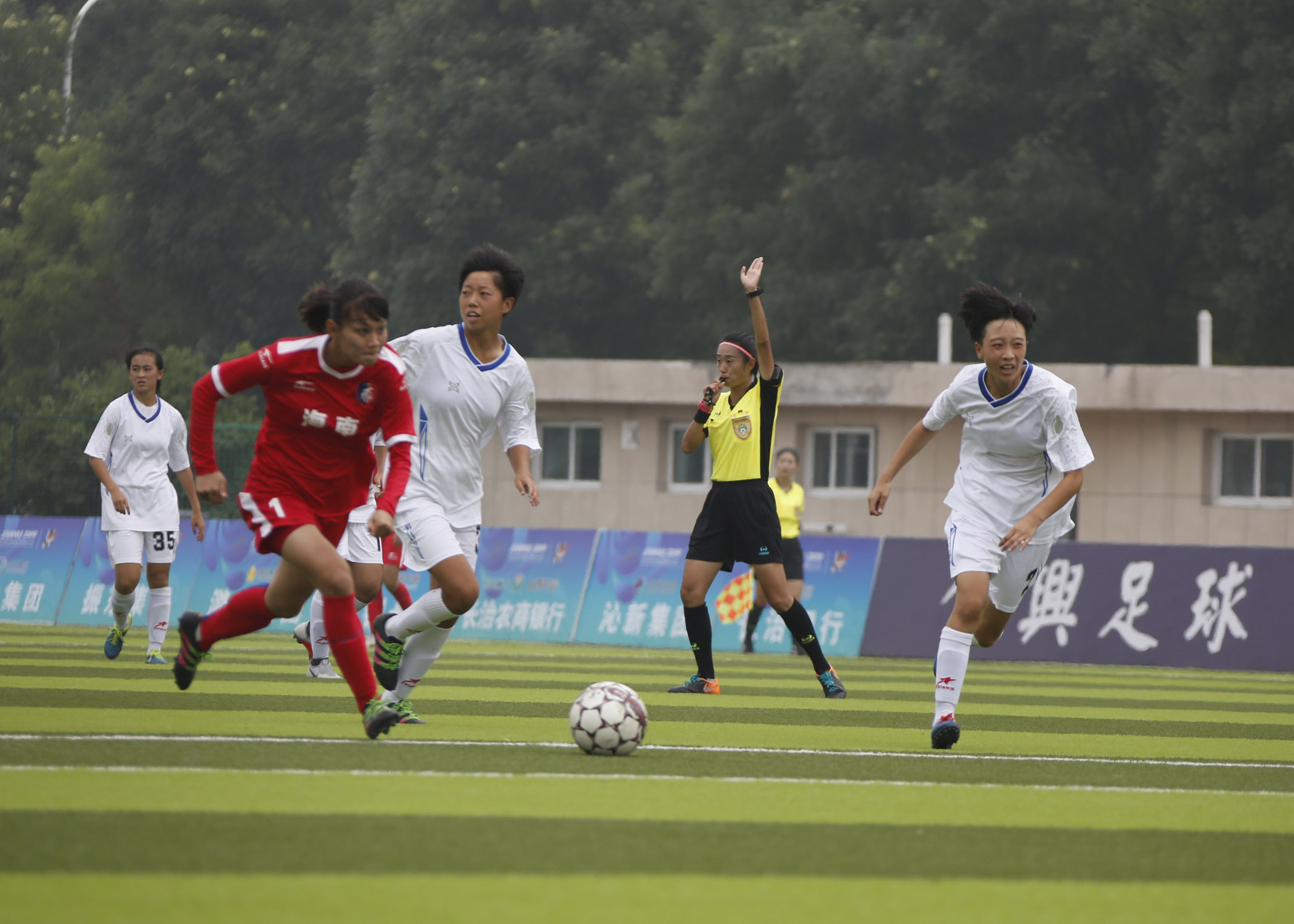 足球俱乐部争分夺秒，国内球员斗志昂扬 